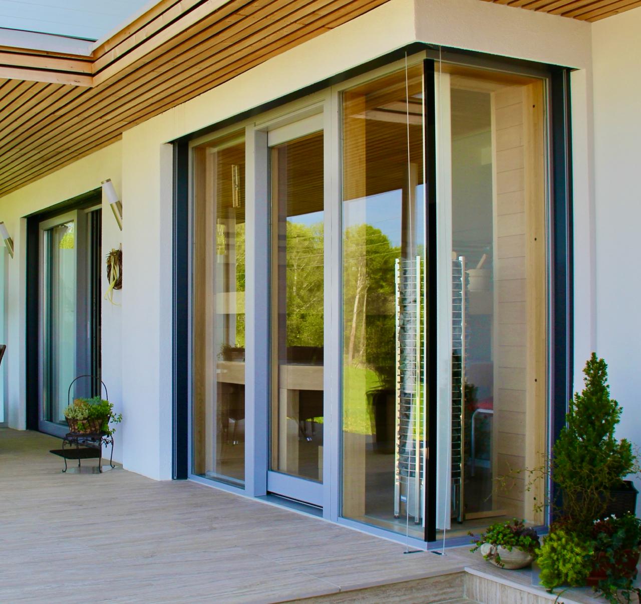 Bodentiefe Fenster mit Eckverglasung und Holzterrasse