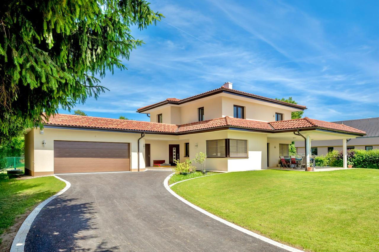 Wohnhaus mit Ziegeldach, Garage und Garten